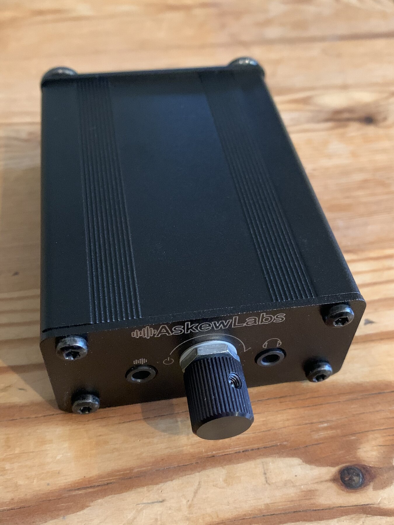 Askew Labs analogue headphone amplifier