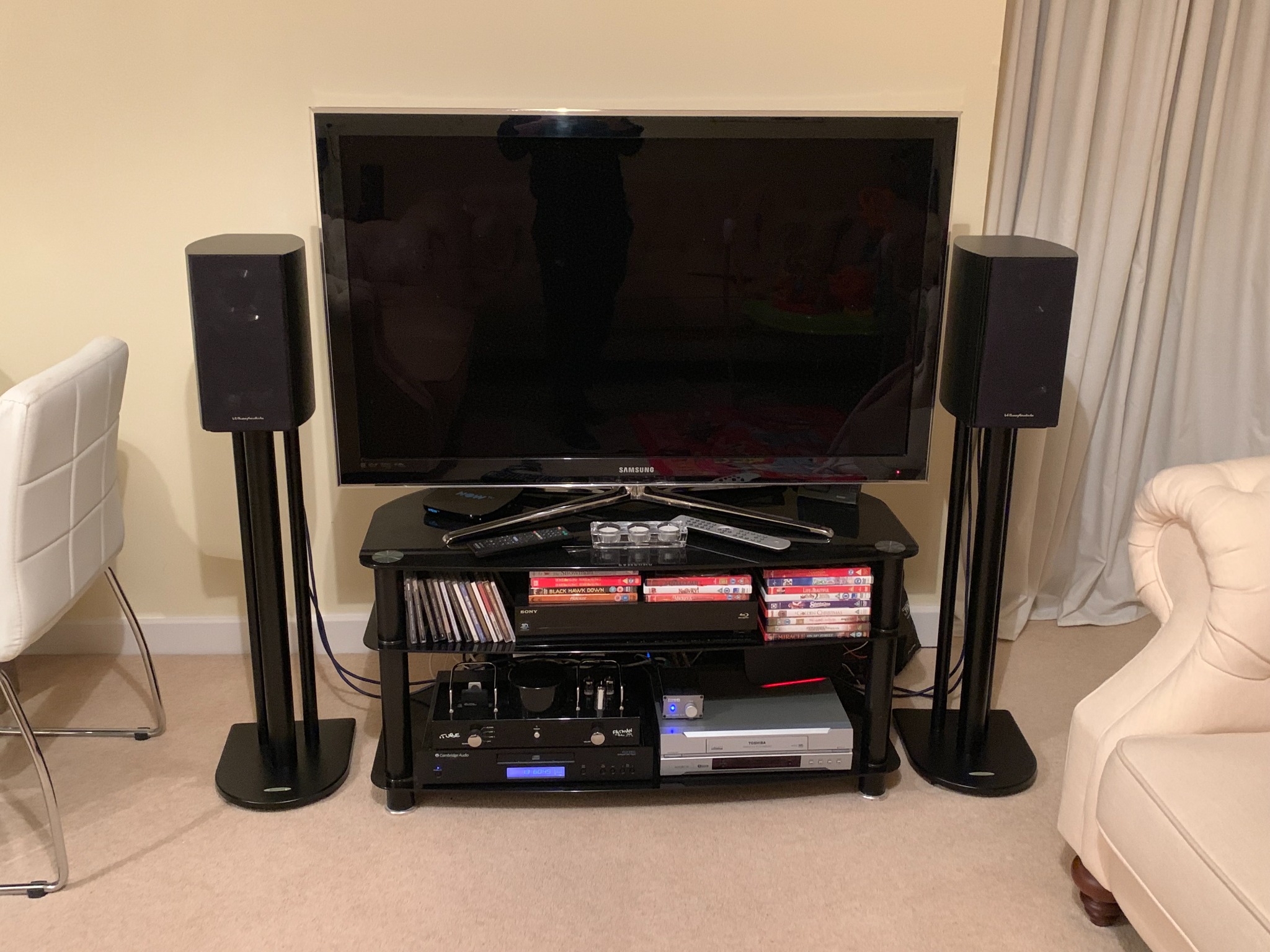 Mini kitchen system with Wharfedale Diamond 10.1 loudspeakers on Atacama stands